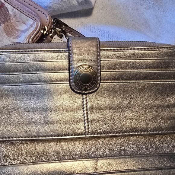 Coach Wallet Gold #41202 Credit Card Slots Pretty! Beautiful - Picture 12 of 16